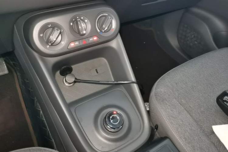 Used Wuling Hongguang New Energy 2024 All-Electric Model 300KM Standard Version Gear Lever