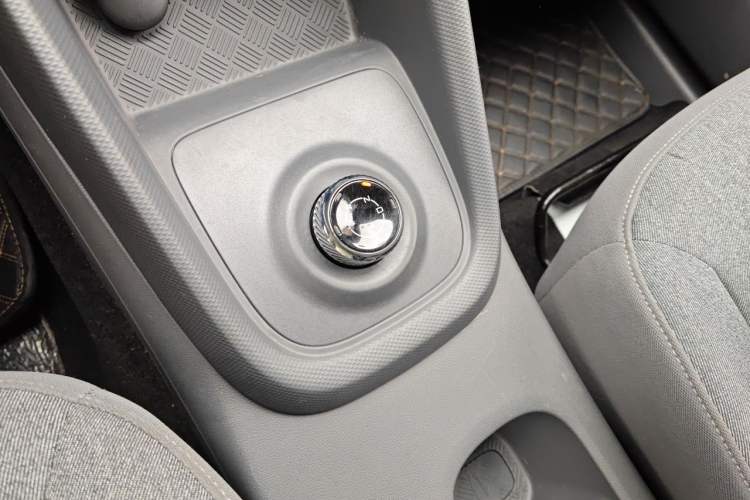 Used Wuling Hongguang New Energy 2024 All-Electric Model 300KM Practical Version Gear Lever