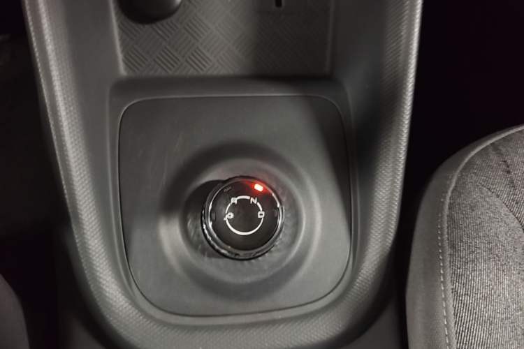 Used Wuling Hongguang New Energy 2024 All-Electric Model 300KM Standard Version Gear Lever