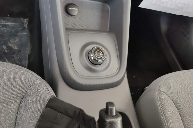 Used Wuling Hongguang New Energy 2024 All-Electric Model 300KM Practical Version Gear Lever