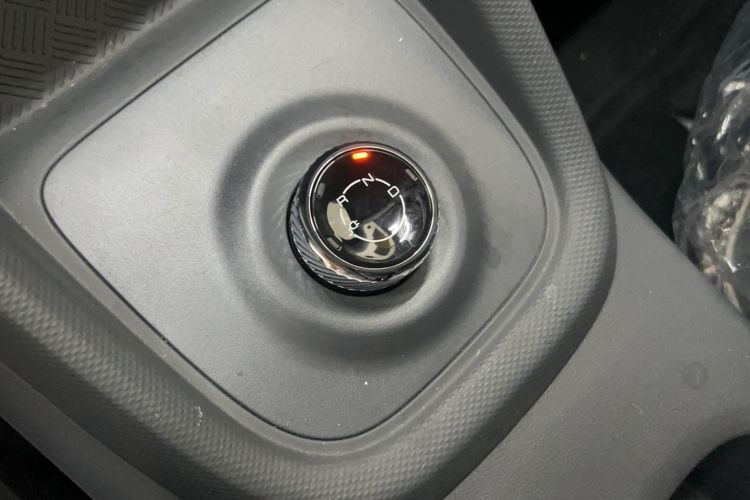 Used Wuling Hongguang New Energy 2024 All-Electric Model 300KM Standard Version Gear Lever