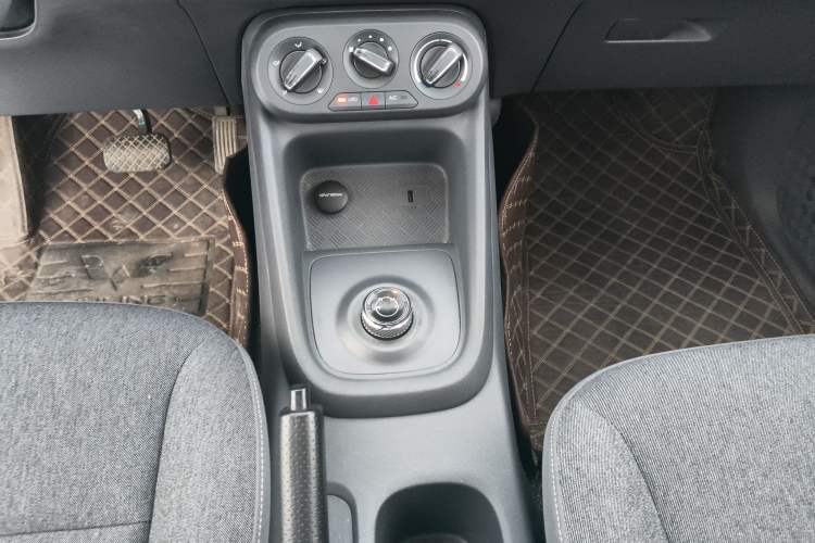 Used Wuling Hongguang New Energy 2024 All-Electric Model 300KM Standard Version Gear Lever