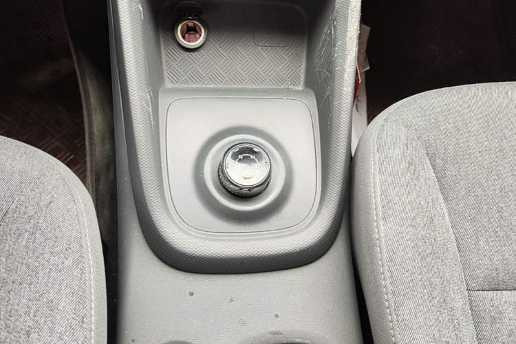 Used Wuling Hongguang New Energy 2024 All-Electric Model 300KM Practical Version Gear Lever