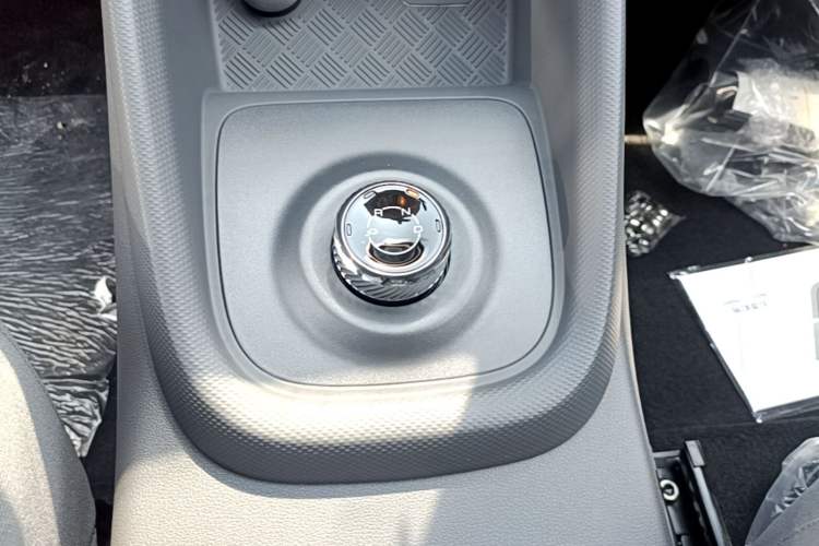 Used Wuling Hongguang New Energy 2024 All-Electric Model 300KM Standard Version Gear Lever