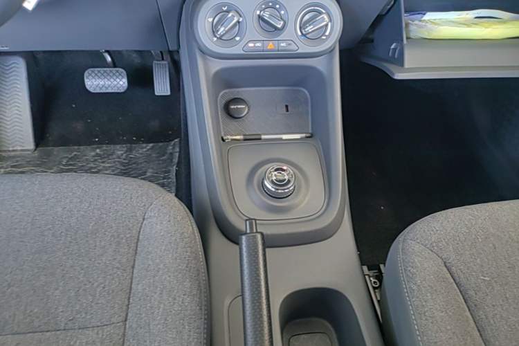 Used Wuling Hongguang New Energy 2024 All-Electric Model 300KM Standard Version Gear Lever