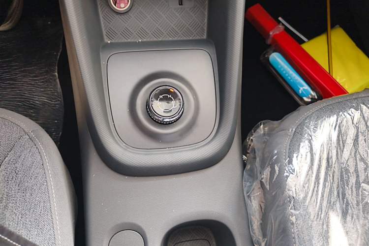 Used Wuling Hongguang New Energy 2024 All-Electric Model 300KM Standard Version Gear Lever