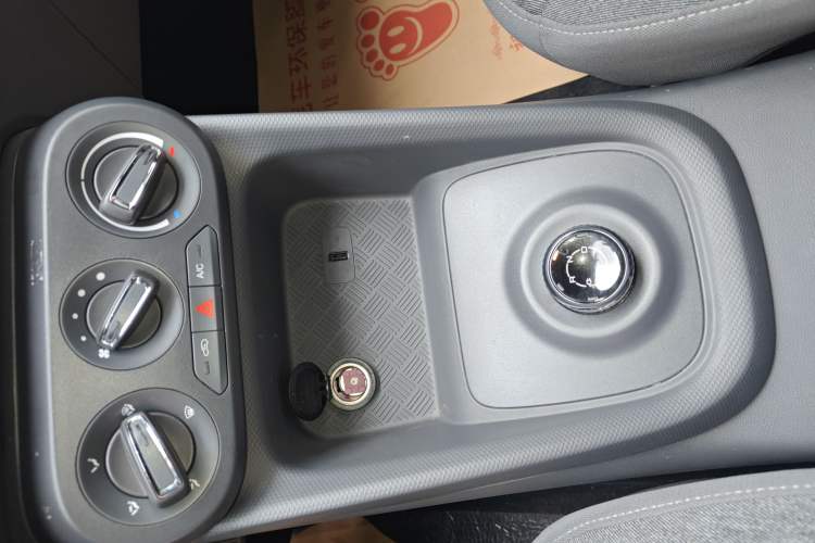 Used Wuling Hongguang New Energy 2024 All-Electric Model 300KM Standard Version Gear Lever
