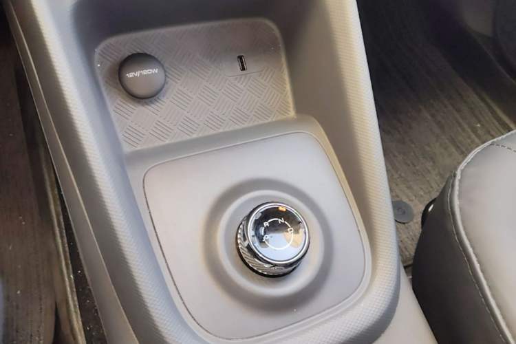 Used Wuling Hongguang New Energy 2024 All-Electric Model 300KM Standard Version Gear Lever