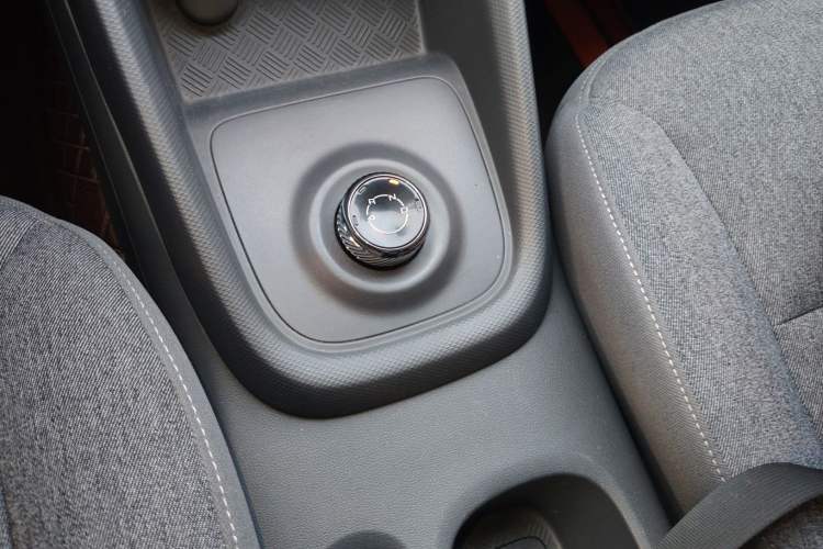 Used Wuling Hongguang New Energy 2024 All-Electric Model 300KM Standard Version Gear Lever