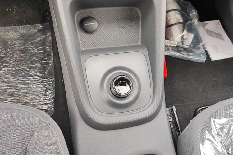 Used Wuling Hongguang New Energy 2024 All-Electric Model 300KM Practical Version Gear Lever