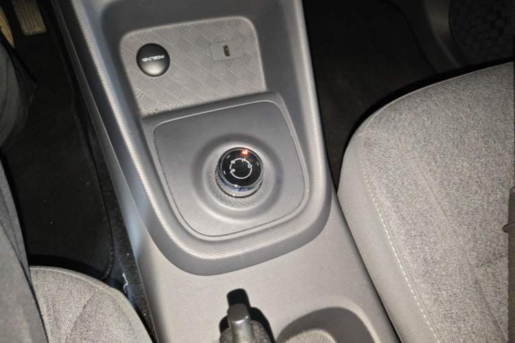 Used Wuling Hongguang New Energy 2024 All-Electric Model 300KM Standard Version Gear Lever