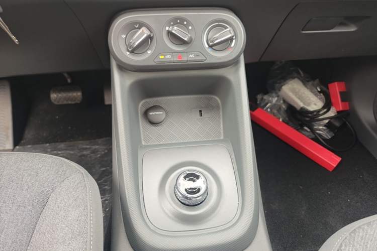 Used Wuling Hongguang New Energy 2024 All-Electric Model 300KM Standard Version Gear Lever
