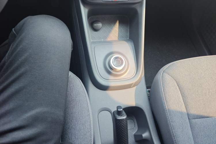 Used Wuling Hongguang New Energy 2024 All-Electric Model 300KM Practical Version Gear Lever