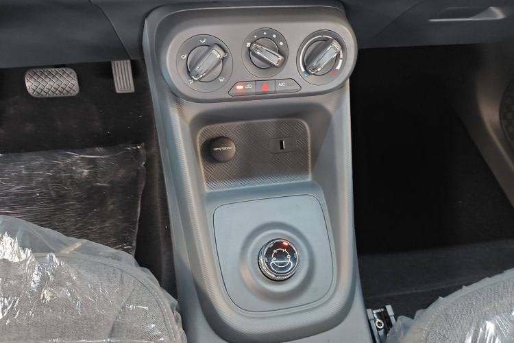 Used Wuling Hongguang New Energy 2024 All-Electric Model 300KM Standard Version Gear Lever