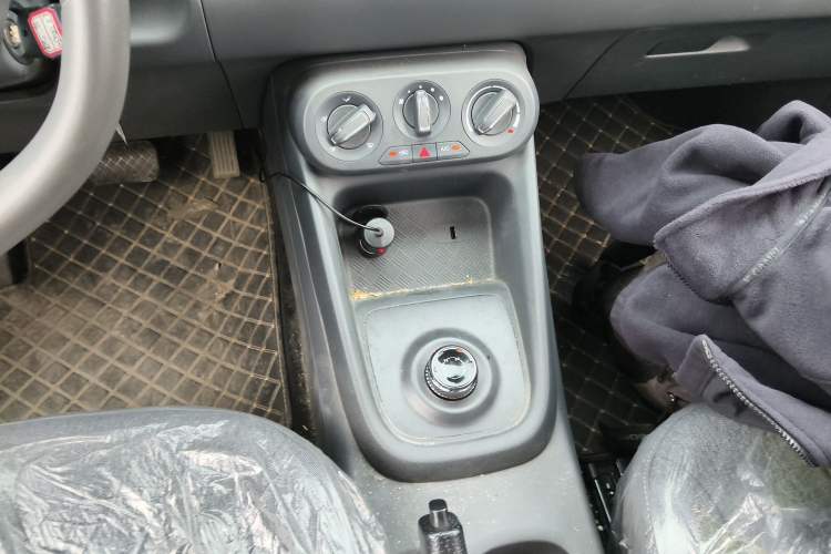 Used Wuling Hongguang New Energy 2024 All-Electric Model 300KM Standard Version Gear Lever
