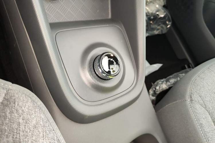 Used Wuling Hongguang New Energy 2024 All-Electric Model 300KM Standard Version Gear Lever