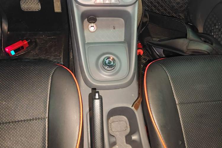Used Wuling Hongguang New Energy 2024 All-Electric Model 300KM Standard Version Gear Lever