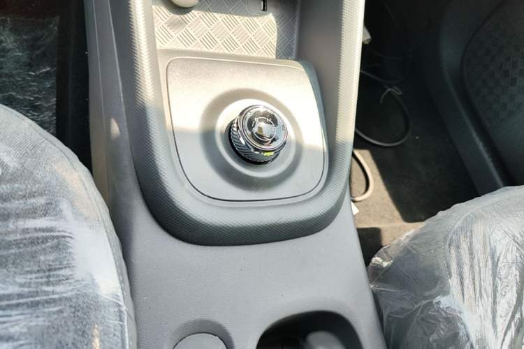 Used Wuling Hongguang New Energy 2024 All-Electric Model 300KM Standard Version Gear Lever