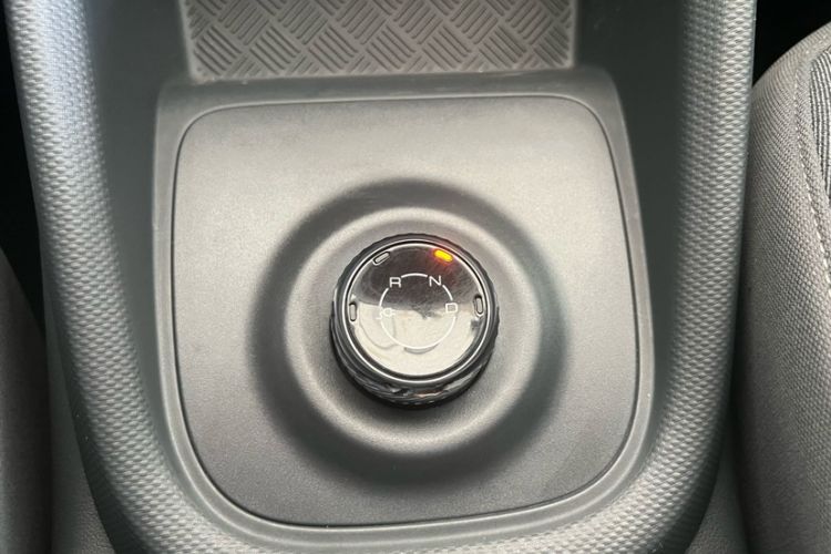 Used Wuling Hongguang New Energy 2024 All-Electric Model 300KM Standard Version Gear Lever