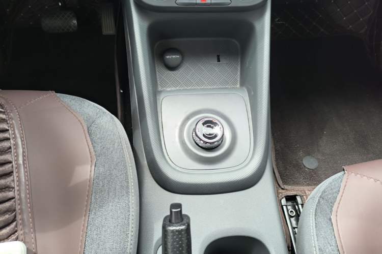Used Wuling Hongguang New Energy 2024 All-Electric Model 300KM Standard Version Gear Lever