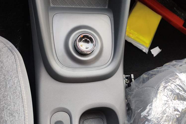 Used Wuling Hongguang New Energy 2024 All-Electric Model 300KM Standard Version Gear Lever