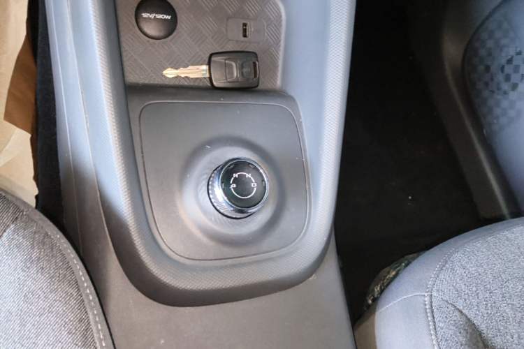 Used Wuling Hongguang New Energy 2024 All-Electric Model 300KM Standard Version Gear Lever