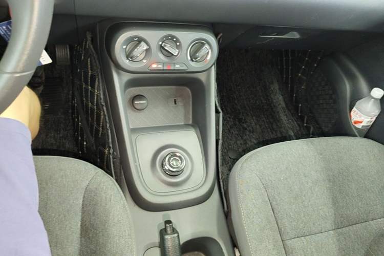 Used Wuling Hongguang New Energy 2024 All-Electric Model 300KM Standard Version Gear Lever