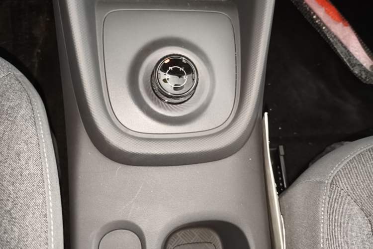 Used Wuling Hongguang New Energy 2024 All-Electric Model 300KM Standard Version Gear Lever