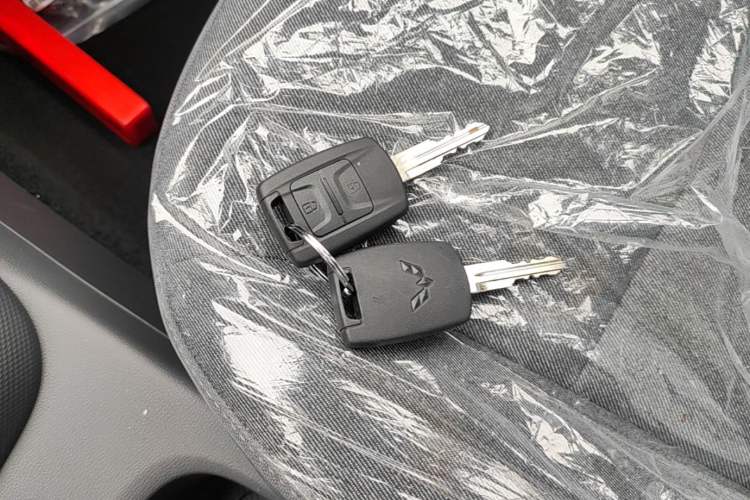 Used Wuling Hongguang New Energy 2024 All-Electric Model 300KM Practical Version Interior 1