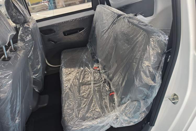 Used Wuling Hongguang New Energy 2024 All-Electric Model 300KM Standard Version Interior 1