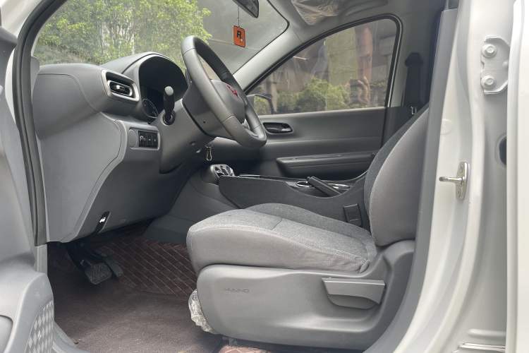 Used Wuling Hongguang New Energy 2024 All-Electric Model 300KM Standard Version Interior 1