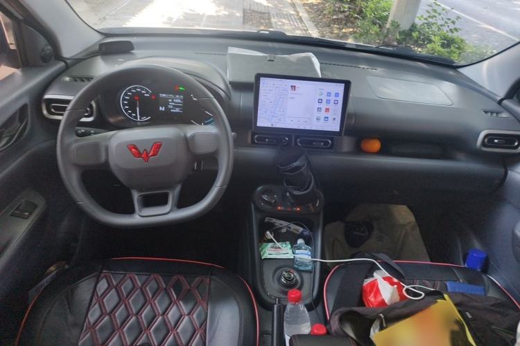 Used Wuling Hongguang New Energy 2024 All-Electric Model 300KM Standard Version Interior 2