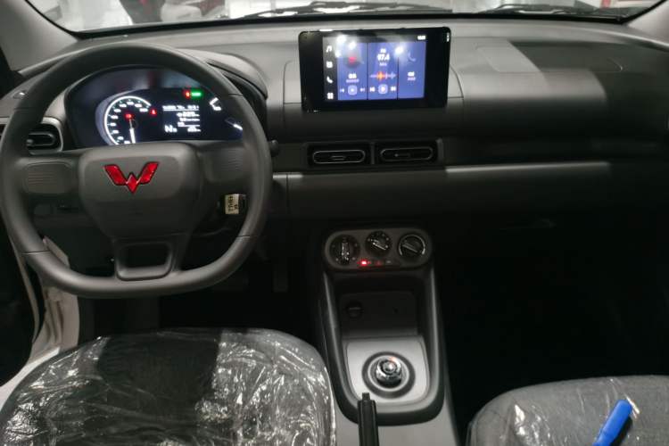 Used Wuling Hongguang New Energy 2024 All-Electric Model 300KM Standard Version Interior 2