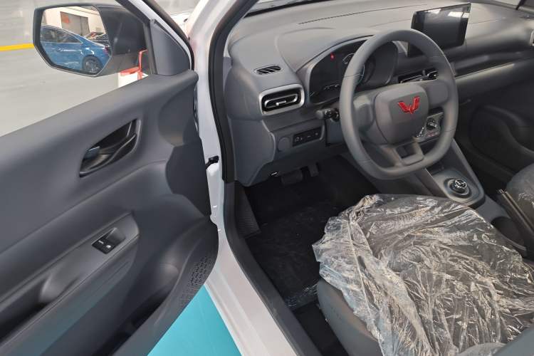 Used Wuling Hongguang New Energy 2024 All-Electric Model 300KM Standard Version Interior 2