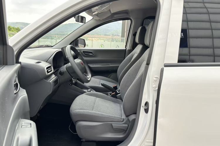 Used Wuling Hongguang New Energy 2024 All-Electric Model 300KM Standard Version Interior 2