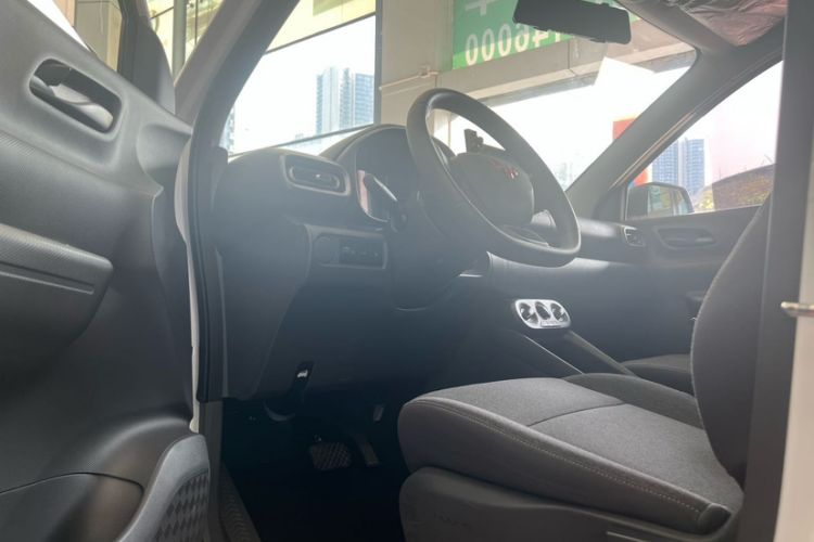 Used Wuling Hongguang New Energy 2024 All-Electric Model 300KM Standard Version Interior 2
