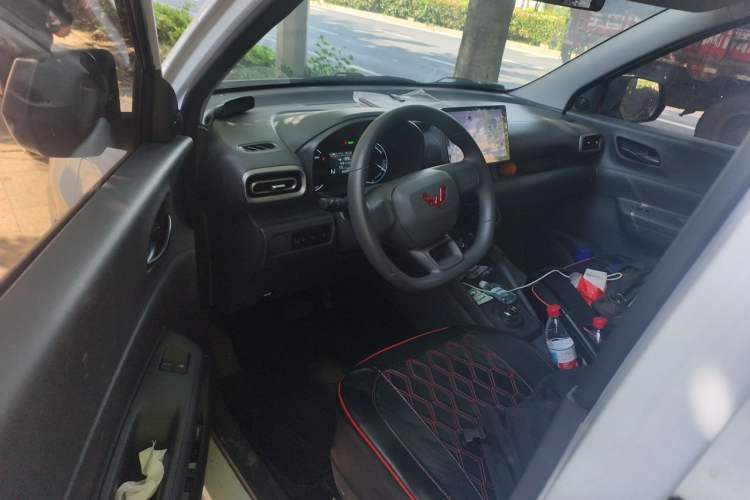 Used Wuling Hongguang New Energy 2024 All-Electric Model 300KM Standard Version Interior 3