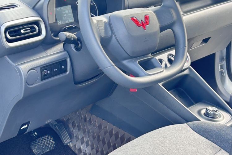 Used Wuling Hongguang New Energy 2024 All-Electric Model 300KM Standard Version Interior 3