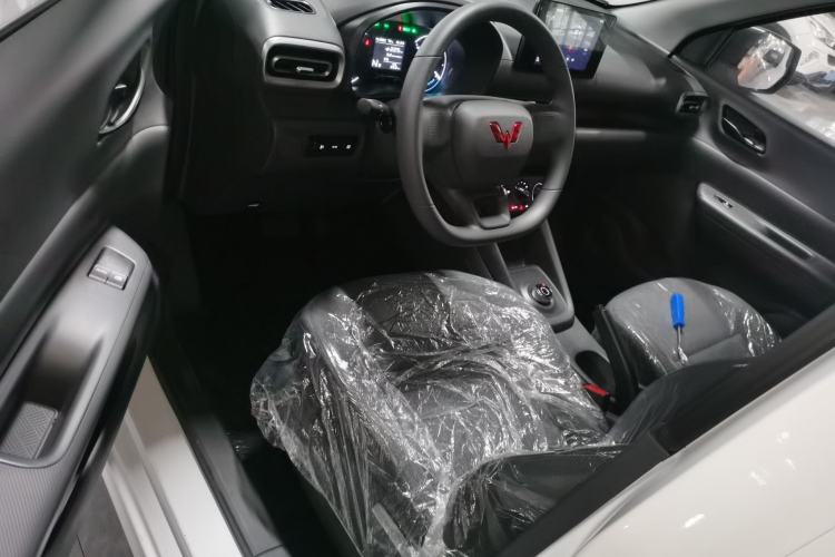 Used Wuling Hongguang New Energy 2024 All-Electric Model 300KM Standard Version Interior 3