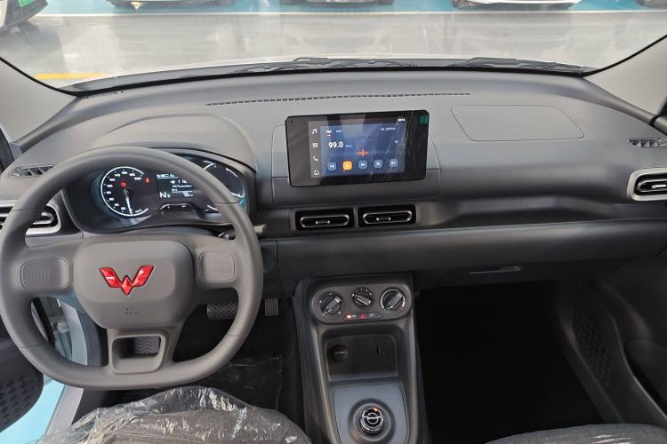 Used Wuling Hongguang New Energy 2024 All-Electric Model 300KM Standard Version Interior 3
