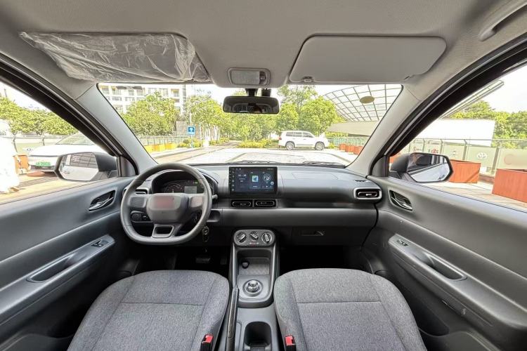 Used Wuling Hongguang New Energy 2024 All-Electric Model 300KM Standard Version Interior 3
