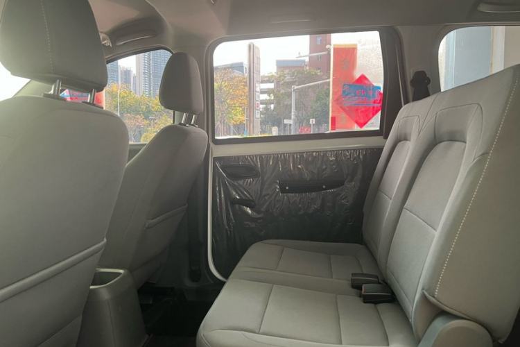 Used Wuling Hongguang New Energy 2024 All-Electric Model 300KM Standard Version Interior 3