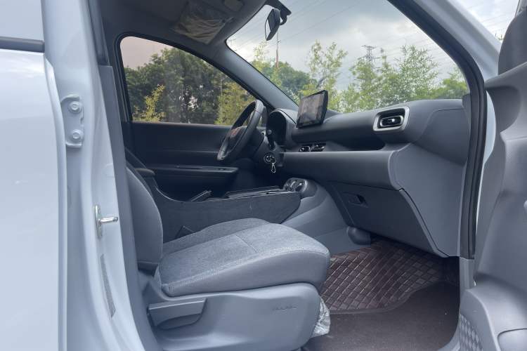 Used Wuling Hongguang New Energy 2024 All-Electric Model 300KM Standard Version Interior 4