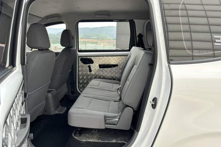 Used Wuling Hongguang New Energy 2024 All-Electric Model 300KM Standard Version Interior 4