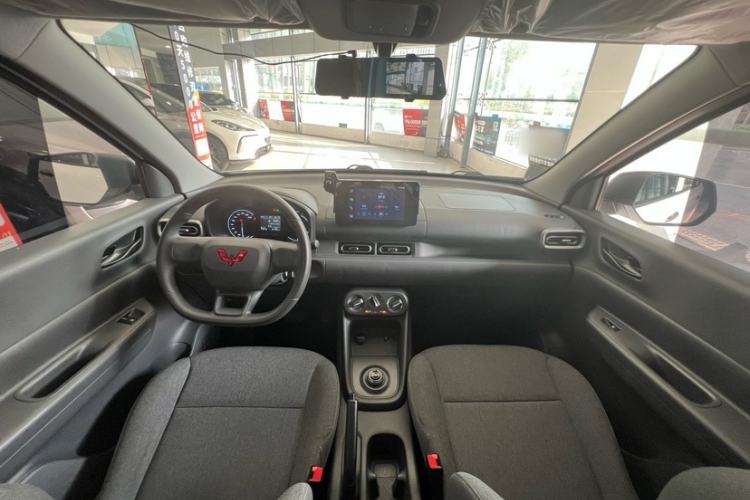 Used Wuling Hongguang New Energy 2024 All-Electric Model 300KM Standard Version Interior 4