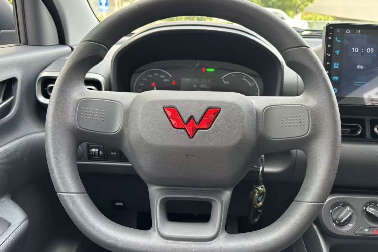 Used Wuling Hongguang New Energy 2024 All-Electric Model 300KM Standard Version Interior 5