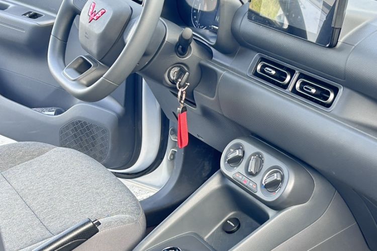 Used Wuling Hongguang New Energy 2024 All-Electric Model 300KM Standard Version Interior 6