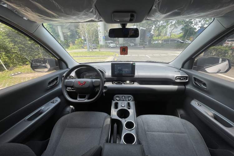 Used Wuling Hongguang New Energy 2024 All-Electric Model 300KM Standard Version Interior 6