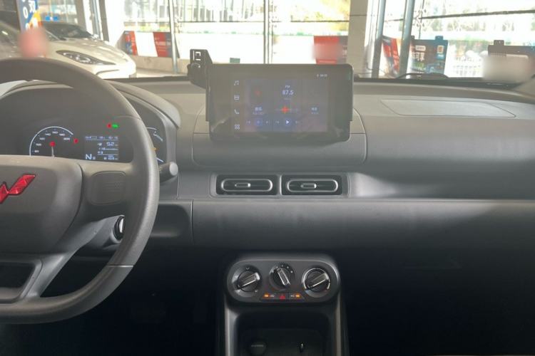 Used Wuling Hongguang New Energy 2024 All-Electric Model 300KM Standard Version Interior 6