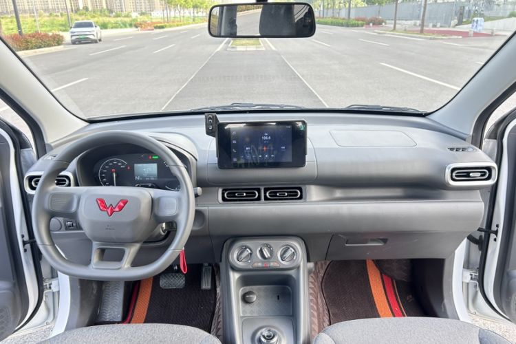 Used Wuling Hongguang New Energy 2024 All-Electric Model 300KM Standard Version Interior 7